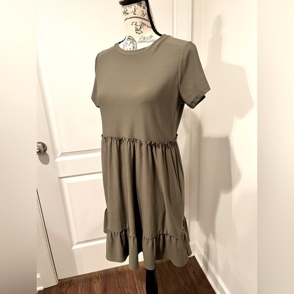 Green Dress Size M Barely worn, light weight